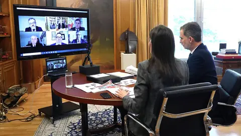 Los Reyes han mantenido una videoconferencia con el sector de la hosteler&iacute;a, en la que han participado el presidente de la Confederaci&oacute;n Empresarial de Hosteler&iacute;a de Espa&ntilde;a, Jos&eacute; Luis Yzuel Sanz; los vicepresidentes de la Confederaci&oacute;n, Pere Chias Suriol, Alfredo Garc&iacute;a Quintana y Mikel Ubarrechena Pis&oacute;n; y como su secretario general, Emilio Gallego Zuazo, que han explicado que la hosteler&iacute;a y el turismo se encuentran entre los principales motores de desarrollo econ&oacute;mico y social de Espa&ntilde;a, con m&aacute;s de 300.000 establecimientos que emplean a 1,7 millones de trabajadores, lo que supone el 8,7% del empleo total de Espa&ntilde;a y el 64% del empleo tur&iacute;stico, en Madrid (Espa&ntilde;a), a 24 de abril de 2020.

CASA REAL;HOSTELER&Iacute;A;CORONAVIRUS;COVID-19;ESTADO DE ALARMA;

24/4/2020