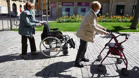 Dos mujeres mayores con mascarillas pasean por las calles de Pamplona en el segundo d&iacute;a de desconfinamiento de las medidas adoptadas por el Gobierno de Espa&ntilde;a seg&uacute;n el Estado de Alarma por COVID-19. En Pamplona, Navarra, a 3 de mayo de 2020.

Dos mujeres mayores con mascarillas pasean por las calles de Pamplona en el segundo d&iacute;a de desconfinamiento de las medidas adoptadas por el Gobierno de Espa&ntilde;a seg&uacute;n el Estado de Alarma por COVID-19. En Pamplona, Navarra, a 3 de mayo de 2020.


3/5/2020