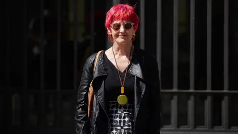 Santos Induráin, Consejera de Salud del Gobierno de Navarra, durante el minuto de silencio en homenaje a los fallecidos por coronavirus ofrecido en las puertas del Parlamento de Navarra en el segundo día de desconfinamiento de las medidas adoptadas por el Gobierno de España según el Estado de Alarma por COVID-19. En Pamplona, Navarra, a 3 de mayo de 2020.

Santos Induráin, Consejera de Salud del Gobierno de Navarra, durante el minuto de silencio en homenaje a los fallecidos por coronavirus ofrecido en las puertas del Parlamento de Navarra en el segundo día de desconfinamiento de las medidas adoptadas por el Gobierno de España según el Estado de Alarma por COVID-19. En Pamplona, Navarra, a 3 de mayo de 2020.


3/5/2020