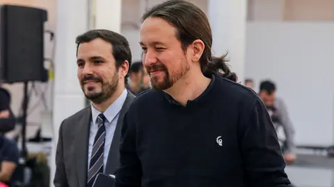 El ministro de Consumo, Alberto Garz&oacute;n, y el vicepresidente segundo del Gobierno de Espa&ntilde;a y ministro de Derechos Sociales y Agenda 2030, Pablo Iglesias, durante su llegada al encuentro confederal de Unidas Podemos. EUROPA PRESS
