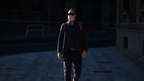 El socialista Ramón Alzorriz, en su llegada al Parlamento. PABLO LASAOSA