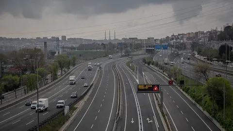 Carretera sin apenas tráfico en la entrada a Barcelona por la Autopista del Vallés el día en el que entra en vigor la limitación total de movimientos salvo de los trabajadores de actividades esenciales, medida adoptada ayer por el Gobierno como prevención del coronavirus. En Barcelona (Catalunya, España) a 30 de marzo de 2020.

30/03/2020;COVID-19;CORONAVIRUS;CONFINAMIENTO TOTAL;ESTADO DE ALARMA;PANDEMIA;ENFERMEDAD;CRISIS
  (Foto de ARCHIVO)

30/3/2020