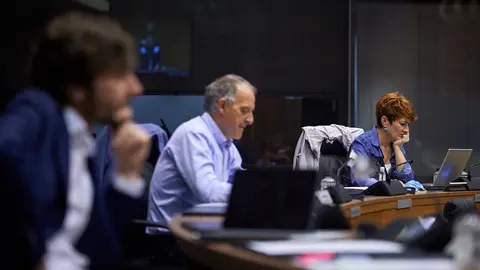 Bakartxo Ruiz, miembro de Eh Bildu, durante el pleno del Parlamento de Navarra. MIGUEL OSÉS