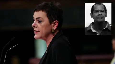 La portavoz de Bildu en el Congreso, Mertxe Aizpurua, junto a una foto del gendarme frances Jean-Serge Nérin asesinado por la banda terrorista ETA.