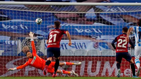 El delantero de Osasuna Adri&aacute;n L&oacute;pez (d) marca gol de penalti ante la Real Socuedad, durante el encuentro de la jornada 28 de LaLiga que se disputa este domingo en el Reale Arena de San Sebasti&aacute;n. EFE/ Javier Etxezarreta