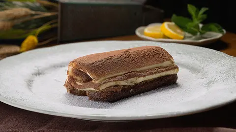 Un plato de tiramisú.