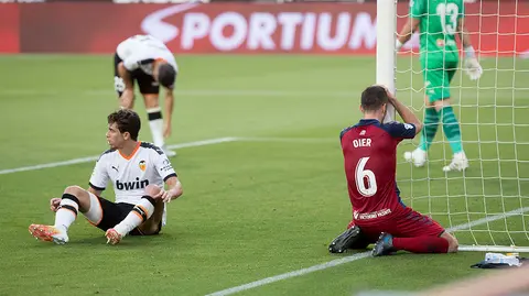Oier Sanjurjo se lamenta de un cabezazo que ha salido fuera de porter&iacute;a ante el Valencia. CA Osasuna.