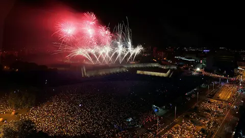 La vuelta del Castillo acoge en las noches de San Ferm&iacute;n a miles de personas que se acercan para disfrutar de la colecci&oacute;n de fuegos artificiales que iluminan el cielo de la capital navarra. EFE/Jes&uacute;s Diges.