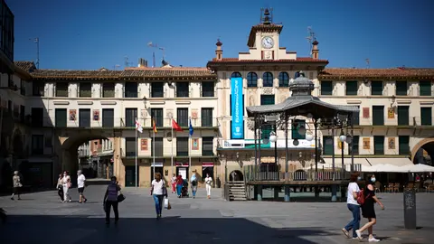Varias personas caminan por la Plaza de los Fueros de Tudela durante el rebrote de coronavirus en esa localidad. PABLO LASAOSA