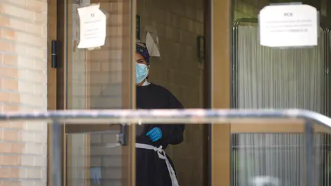 Una sanitaria durante la realización de pruebas PCR en el Hospital Reina Sofía de Tudela. PABLO LASAOSA