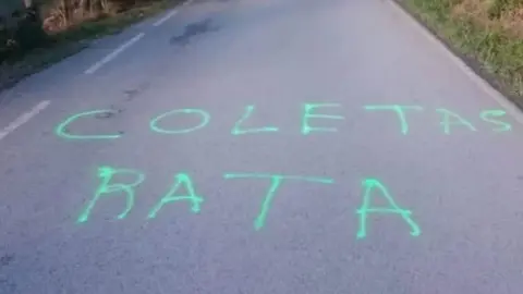 Supuesta pintada contra Pablo Iglesias que Podemos ha vendido como el mayor acoso de la democracia a un político.