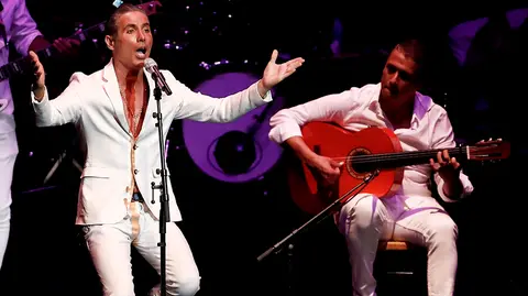 GRAFCAV8366. PAMPLONA, 29/08/2020.-  El cantante de flamenco y soul latino, Antonio Manuel Álvarez Vélez, conocido artísticamente como Pitingo, durante el concierto este sábado en el Baluarte de Pamplona dentro del ciclo "Flamenco en los balcones" del Festival Flamenco on Fire.  EFE/Jesús Diges
