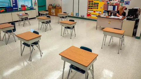 La profesora Acosta da una clase utilizando la plataforma 'My School Online' desde su aula vacía en el Centro Educativo Bob Graham el día de regreso a la escuela en Miami, Florida, EE.UU., el 31 de agosto de 2020. EFE/EPA/CRISTOBAL HERRERA-ULASHKEVICH
