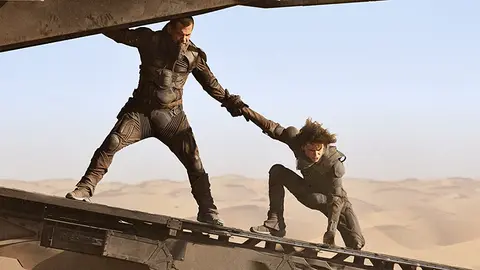 Josh Brolin y Timothée Chalamet en Dune