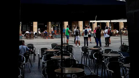 GRAFCAV8737. SAN SEBASTI&Aacute;N, 11/09/2020.- Vista de una terraza casi vac&iacute;a este viernes en la plaza de la Constituci&oacute;n de San Sebasti&aacute;n, donde el presidente de la Asociaci&oacute;n de Empresarios de Hosteler&iacute;a de Gipuzkoa, Mikel Ubarrechena, ha informado hoy de la situaci&oacute;n por la que atraviesa el sector debido a la pandemia de covid-19. EFE/Javier Etxezarreta
