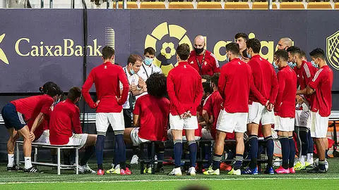 El entrenador de Osasuna, Jagoba Arrasate, se dirige a sus jugadores en una charla en el exterior del campo minutos antes de enfrentarse al C&aacute;diz en el Ram&oacute;n de Carranza. Joaquin Corchero / AFP7