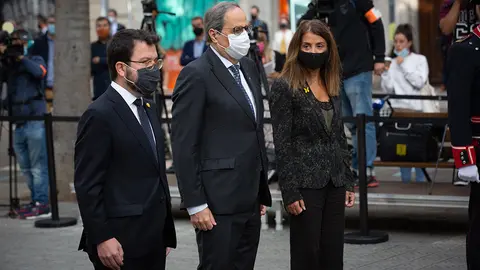 (I-D) El vicepresidente de la Generalitat, Pere Aragonès; el presidente del Govern, Quim Torra; y la consellera de la Presidencia y portavoz de la Generalitat, Meritxell Budó; durante la ofrenda anual al monumento del jurista Rafael Casanova durante la Diada de Cataluña 2020, en Barcelona, Catalunya (España), a 11 de septiembre de 2020. Este año la celebración de la Diada viene marcada por la pandemia del coronavirus, que ha limitado todos los actos y movilizaciones que venían siendo habituales en los últimos años principalmente por las reivindicaciones del independentismo.

11 SEPTIEMBRE 2020;INDEPENDENTISMO;DIADA 2020;COVID-19;CORONAVIRUS

11/9/2020