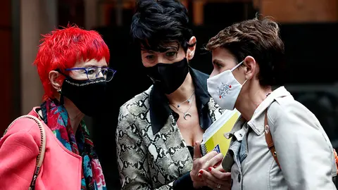 GRAFCAV9660. PAMPLONA, 01/10/2020.-  La presidenta del Gobierno de Navarra, María Chivite (d), la consejera de Salud, Santos Induráin (i) y la consejera de Economía y hacienda Elma Saiz (c), en el atrio del Parlamento antes de comenzar el Pleno de este jueves en cuya sesión se aprobará un nuevo decreto-ley de medidas contra la pandemia. Santos Indurain, en declaraciones previas a los medios de comunicación ha afirmado que el acuerdo adoptado ayer en el consejo interterritorial de acciones coordinadas contra la COVID-19 fue apoyado por Navarra "con condiciones", ha ofrecido también los últimos datos registrados en la Comunidad Foral que registró 223 casos positivos de coronavirus en las 3.317 pruebas PCR realizadas, el 6,7%,  . EFE/ Jesús Diges
