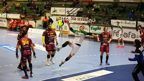 Antonio Bazán lanza desde el pivote en el partido Villa de Aranda - Anaitasuna. Facebook Villa de Aranda.
