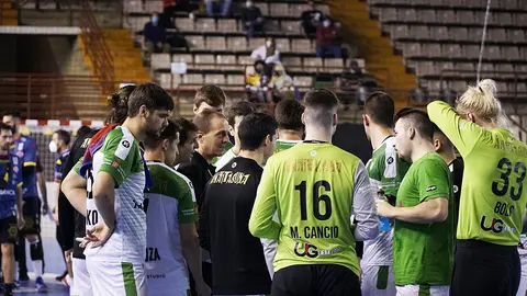 Tiempo muerto del Anaitasuna en el palacio de los deportes de León. @ADEMARLEON.