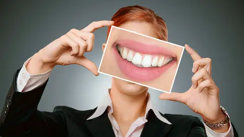 Una mujer muestra su sonrisa.