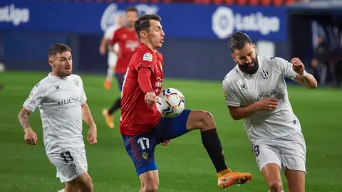 Partido entre Osasuna y Huesca correspondiente a la jornada n&uacute;mero 10 jugado en el estadio de El Sadar de Pamplona. MIGUEL OS&Eacute;S