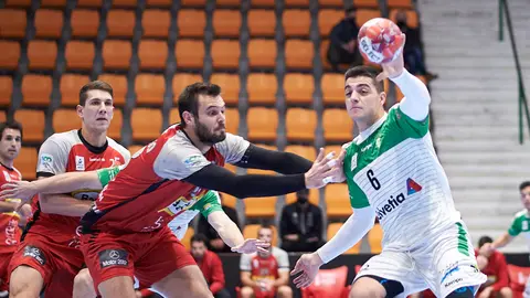 El Helvetia Anaitasuna se enfrenta al Huesca en Pamplona en un pabellón vacío por las restriccones del coronavirus. PABLO LASAOSA