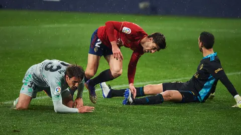 Partido entre Osasuna y Betis, correspondiente a la jornada n&uacute;mero 12, jugado en el estadio de El Sadar de Pamplona. MIGUEL OS&Eacute;S