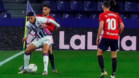 El delantero brasile&ntilde;o del Real Valladolid Marcos Andr&eacute; (i-delante) lucha con Nacho Vidal, del Osasuna, durante el partido de la jornada 13 en Primera Divisi&oacute;n que se juega hoy viernes en el estadio Jos&eacute; Zorrilla, en Valladolid. EFE/PABLO REQUEJO