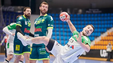 El Helvetia Anaitasuna se enfrenta al Balonmano Nava en Pamplona. PABLO LASAOSA