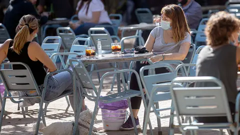 Varias personas en la terraza de un bar, el d&iacute;a que entra en vigor la modificaci&oacute;n de la orden de 14 de julio que regula el uso de mascarillas en Andaluc&iacute;a, aprobada este jueves por el Consejo de Gobierno de la Junta para frenar el avance de los contagios de coronavirus Covid-19. El uso de mascarilla ser&aacute; obligatorio en los establecimientos de hosteler&iacute;a y restauraci&oacute;n mientras no se est&eacute; consumiendo. En Sevilla (Andaluc&iacute;a, Espa&ntilde;a), a 23 octubre de 2020.
Mar&iacute;a Jos&eacute; L&oacute;pez / Europa Press
  (Foto de ARCHIVO)
23/10/2020