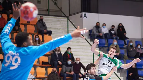 El Helvetia Anaitasuna se enfrenta al Sinfín Santander en Pamplona. PABLO LASAOSA