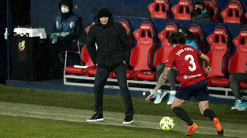 El entrenador del Real Madrid, Zinedine Zidane, durante el partido de Liga en Primera División ante Osasuna que disputan esta noche en el estadio de El Sadar, en Pamplona. EFE/Jesús Diges