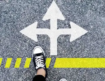 Una persona decide qu&eacute; direcci&oacute;n tomar.