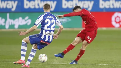 Disparo de Calleri ante la portería del Alavés. CA Osasuna.