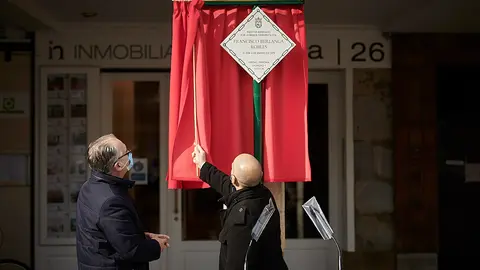Colocación de las placas de asesinados por la banda terrotista ETA en Pamplona. PABLO LASAOSA