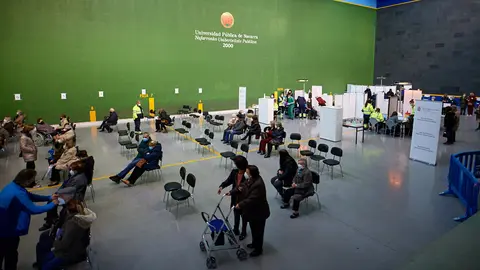 Comienza la vacunación contra el coronavirus en las instalaciones deportivas de la UPNA para mayores de 80 años. MIGUEL OSÉS
