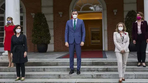 Sánchez posa en las escaleras de la Moncloa con las 4 vicepresidentas del Gobierno.