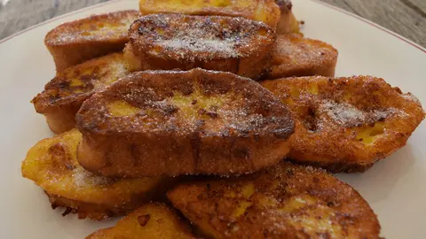 Imagen de unas torrijas típicas de Semana Santa en un plato. ARCHIVO