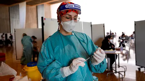 Una enfermera prepara una vacuna para administrarla. EFE/Pedro Puente Hoyos