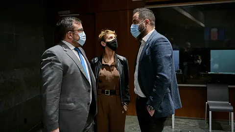 Javier Remírez habla con María Chivite y Ramón Alzórriz en el Parlamento. PABLO LASAOSA