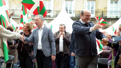 El lehendakari, Iñigo Urkullu, el cabeza de lista del PNV al Congreso de los Diputados por Bizkaia, Aitor Esteban, y el presidente de la formación, Andoni Ortuzar, (de izquierda a derecha) saludan en la celebración del partido del 'Aberri Eguna' en Bilbao.
21 abril 2019, PNV, Bilbao
H.Bilbao / Europa Press
  (Foto de ARCHIVO)
21/4/2019