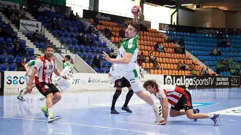 El Helvetia Anaitasuna se enfrenta al Puerto Sagunto en Pamplona. PABLO LASAOSA