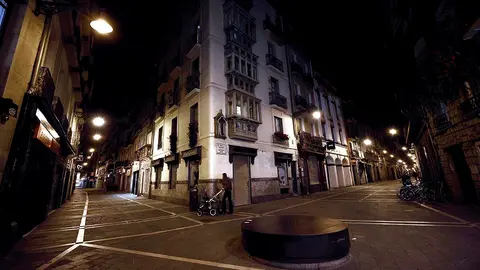 Aspecto que presentan, pasadas las 23 h de esta noche, la calle Zapatería con Pozoblanco, en el casco Viejo de Pamplona, en una jornada donde la Sala de lo Contencioso-Administrativo del Tribunal Superior de Justicia de Navarra (TSJN) ha denegado el toque de queda nocturno decretado por el Gobierno de Navarra para evitar la proliferación de los botellones al considerar que la medida “no supera el canon de necesidad y proporcionalidad”. Los bares y restaurantes han cerrado prácticamente a la misma hora en la que permanecía el toque de queda hasta esta noche que ha quedado fuera de vigor tras la sentencia del Tribunal.  EFE/ Jesús Diges