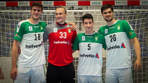 El Helvetia Anaitasuna se enfrenta al BM Logroño en Pamplona. MEGAN WALLS