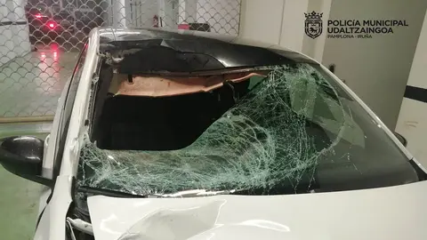 Estado del coche que ha atropellado mortalmente a un joven de 32 años en Pamplona. POLICÍA MUNICIPAL DE PAMPLONA