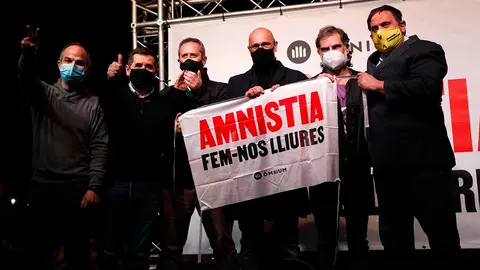 (i-d) El exconseller de JxCat, Jordi Turull, el expresidente de la ANC y exdiputado de JxCat, Jordi Sànchez, el exconseller de Interior de la Generalitat Joaquim Forn, el exconseller de Exteriores, Raül Romeva, el presidente de Òmnium Cultural, Jordi Cuixart y el líder de ERC Oriol Junqueras en un acto al volver a la cárcel de Lledoners, donde serán encarcelados en régimen ordinario desde hoy después de que el juez haya revocado su semilibertad, en San Juan de Torruella, Barcelona, Catalunya (España), a 9 de marzo de 2021. A partir de mañana, los presos del 1-O volverán a estar clasificados en segundo grado, el régimen penitenciario más habitual, ha explicado la Conselleria de Justicia en un comunicado este martes.
Kike Rincón / Europa Press
  (Foto de ARCHIVO)
9/3/2021