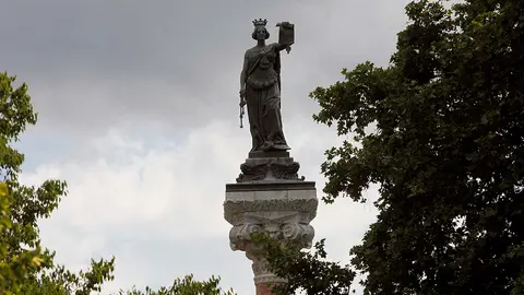 ESTATUA DE LOS FUEROS