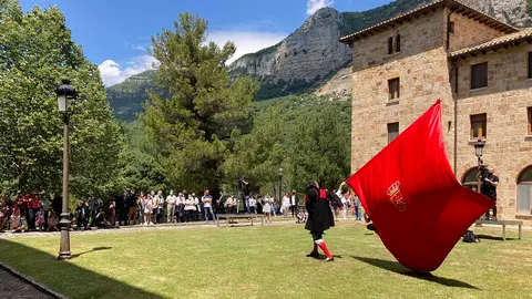 La bandera de Navarra en el patio medieval de Leyre.