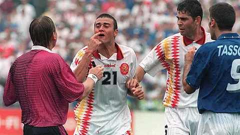 Luis Enrique señala el golpe que recibió de Tassotti en el Mundial de estados Unidos 1994.